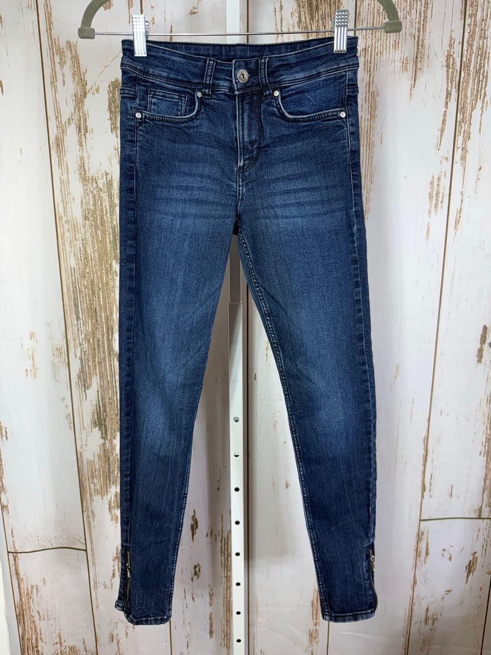 Divided by H&M, Skinny Jeans Zipper Hem Detail. Size 4. Excellent condition!